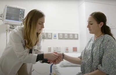 Кодирование Аквилонг в Чебоксарах Врач держит пациентку за руку