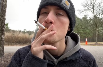 Лечение зависимости от табакокурения в Чебоксарах Мужчина с сигаретой делает затяжку