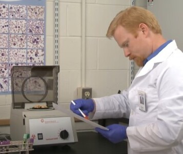 Клиника лечения наркозависимости в Чебоксарах Врач в кабинете клиники