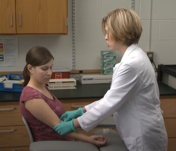 Лечение зависимости от аптечных препаратов в Чебоксарах Врач делает инъекцию пациентке