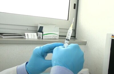 Проведение кодирования Вивитролом в Чебоксарах Шприц с Вивитролом в руках у врача